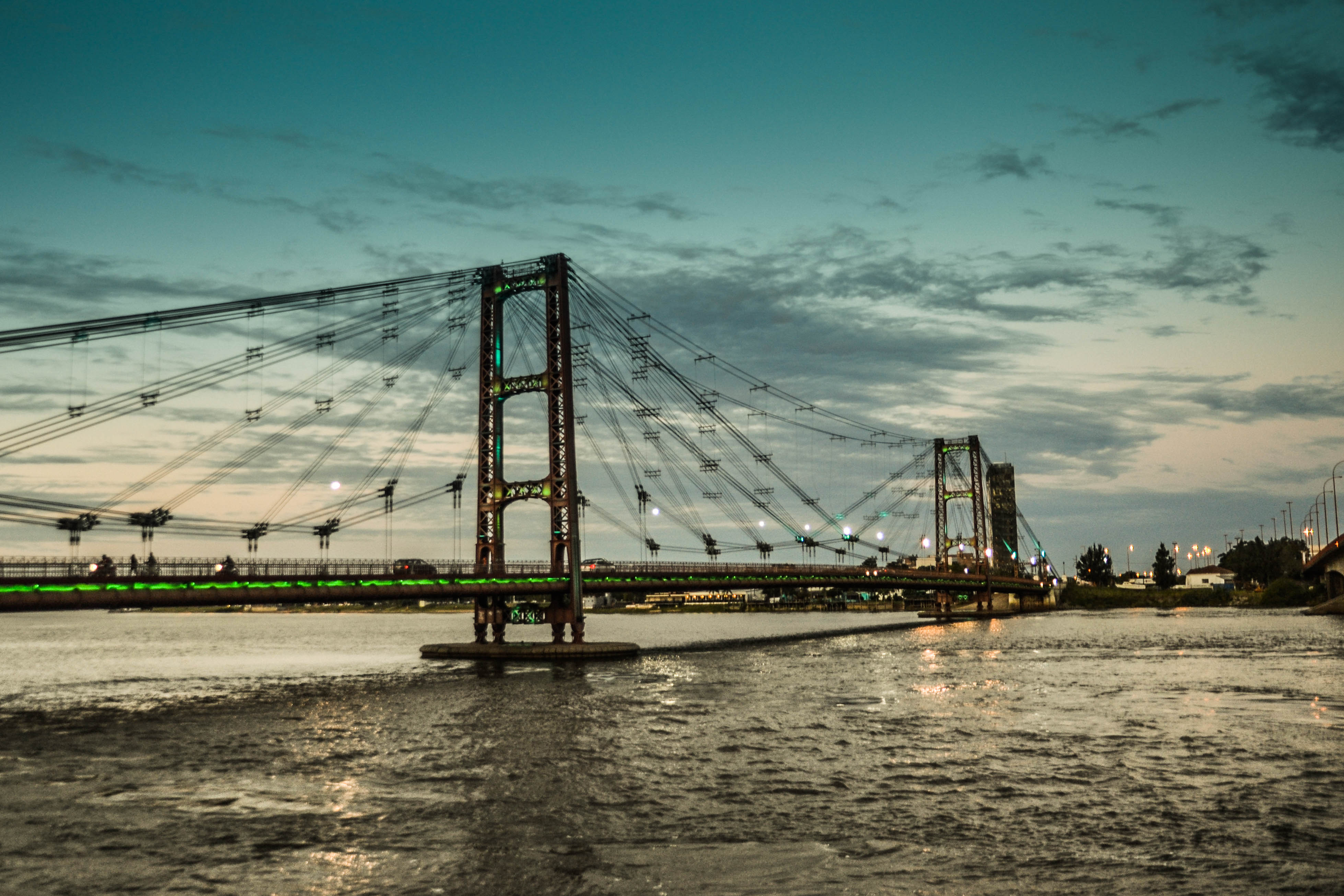 Puente Colgante de Santa Fe al atardecer